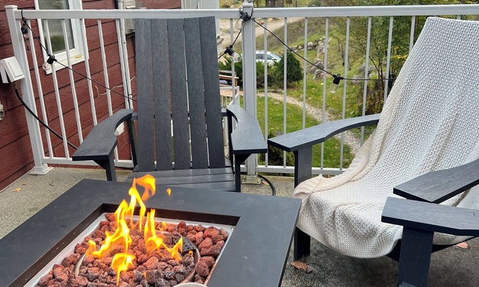 Mont Ste. Marie Condominio | The Hill Suite | Ski-In/Out + Balcony Fire Ambiance & Mountain Views