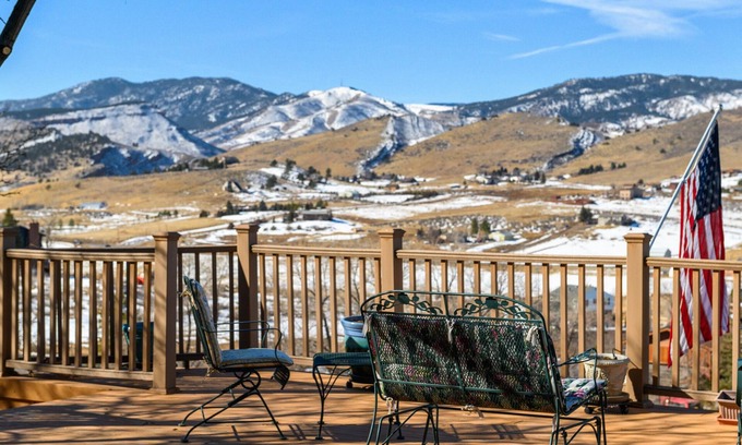 Loveland Casa | The Hilltop Hideaway: A peaceful base camp for RMNP trips and Loveland weddings.