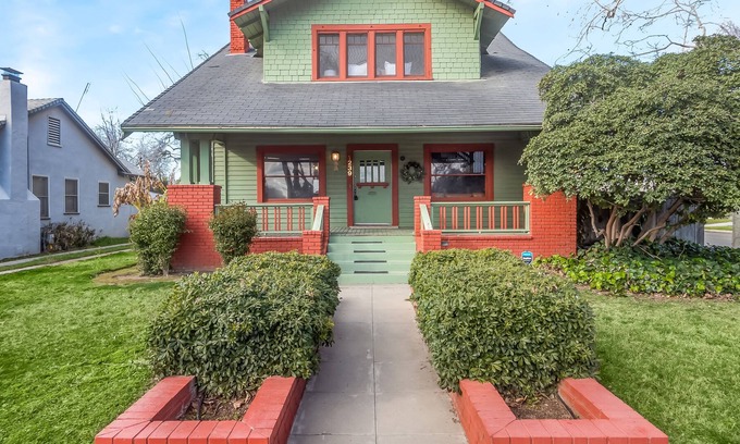 Tower District Casa | The Hipster Hideaway 4br Bungalow - Tower District