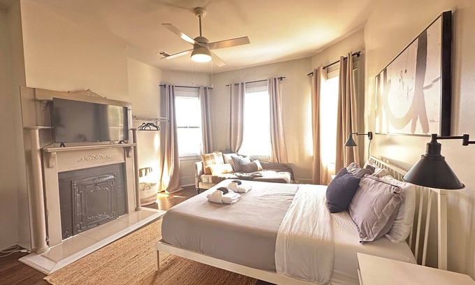 Thomas Square Casa | The Historic Darling House + Hot tub in Downtown Savannah! Great for Groups!