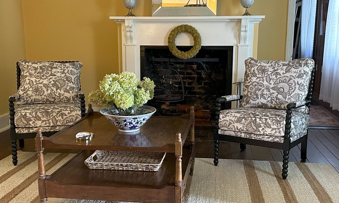 Elkton Apartamento | The historic Mitchell House, built in 1769, in the heart of downtown Elkton.