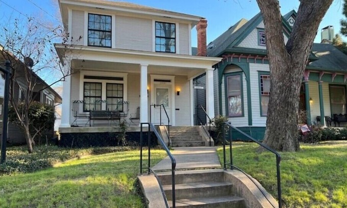Uptown Condominio | THE HISTORIC VICTORIAN HIDEAWAY - WITH SKYLINE VIEWS!! BEST LOCATION IN UPTOWN!!