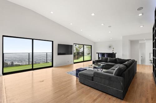 Hollywood Hills West Villa | The Hollywood Hills Grand View Mansion