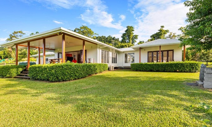 Friday Pocket Villa | The Homestead- Acreage & Private Swimming Hole