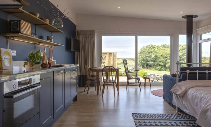 Rhosneigr Apartamento | The Hoot : Quirky Pet-Friendly Studio Near Rhosneigr | Managed by Anglesey Holiday Lettings