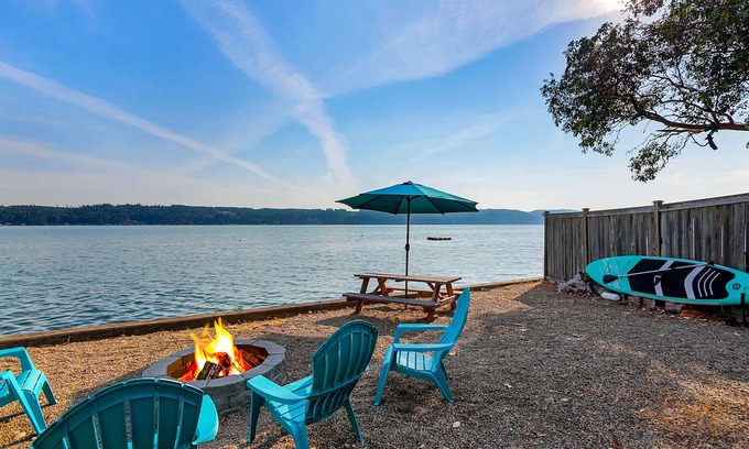 West Hills Casa | The Horizon on Hood Canal – Luxury Waterfront Beach House with Hot Tub & Firepit