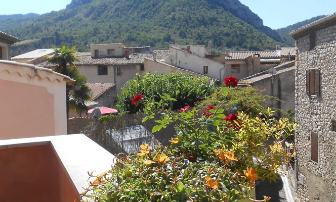 Buis-les-Baronnies Casa | La casa detras de la fuente
