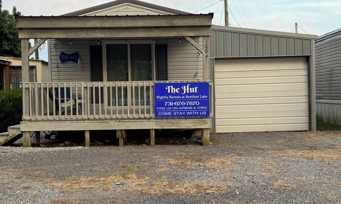 Hornbeak Casa | The Hut. Cozy 2-bedroom mobile home on peaceful Reelfoot Lake with boat shed