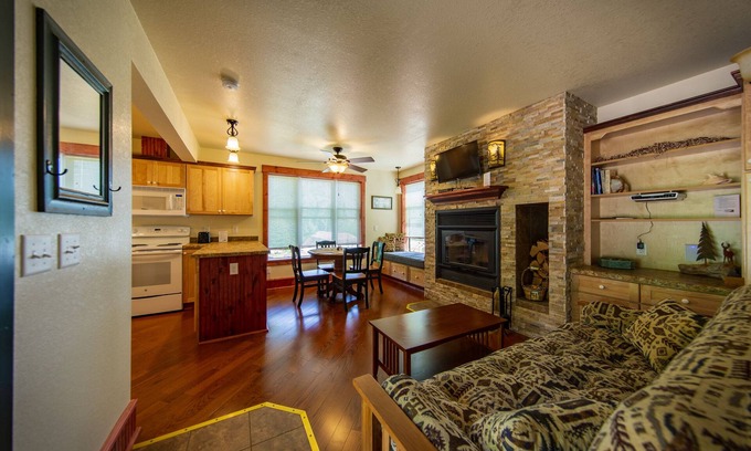 Croftville Condominio | El Inn en Croftville Road Cottages # 4. En la orilla del lago superior.