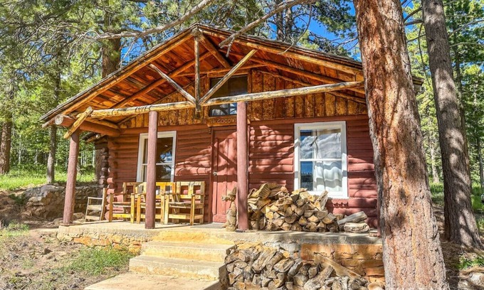Duck Creek Village Cabina | The John Wayne Cabin at Angel Valley Ranch