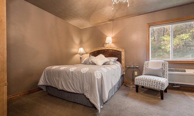 Farmington Hotel | The Jumonville | Jacuzzi Tub Historic Inn Room