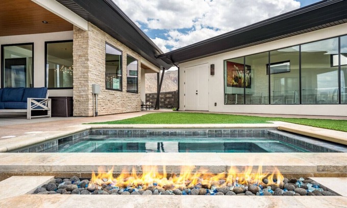 Hurricane Apartamento | The Kingpin ~ High-End Golf Oasis ~ Bowling ~ Pool