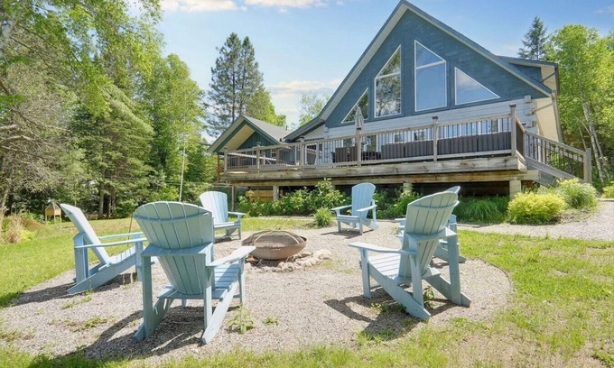 Pontiac Apartamento | The Lake Escape - Waterfront, Hot tub, Sleeps 14!