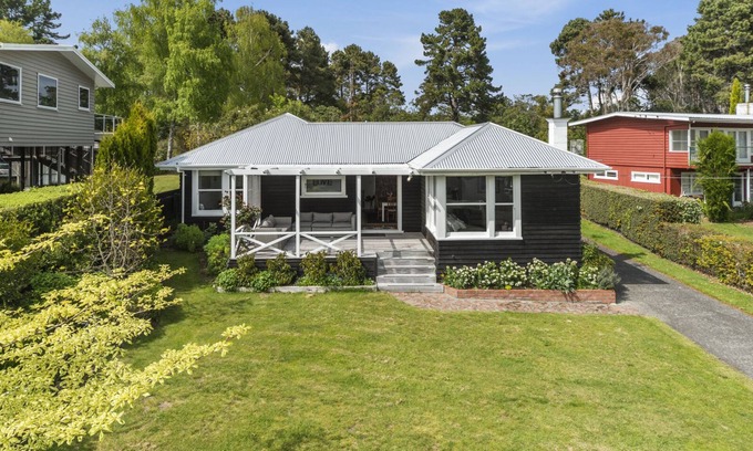 Waitetoko Casa | The Lake House Garden - Waitetoko Holiday Home