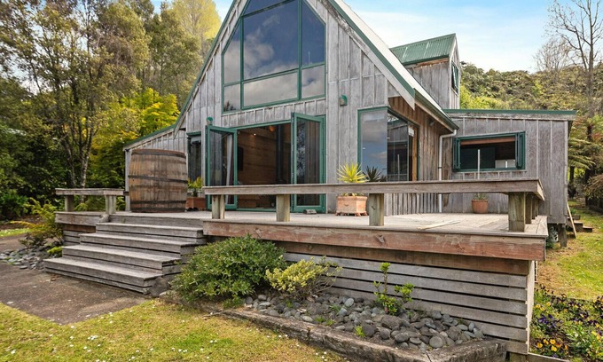 Lake Tarawera Cabaña | The Lakeview Chalet - Lake Tarawera Holiday Home