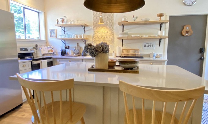 Langley Casa | The Langley Loft: Modern Barn + Close to Downtown + Hot Tub + Cozy Island Vibes