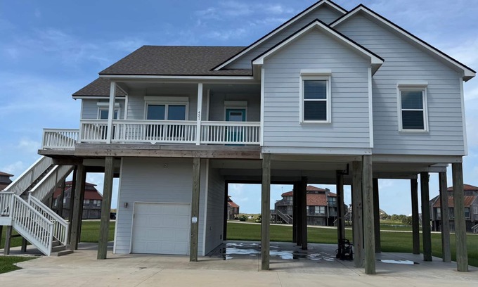 Matagorda Casa | "The Lazy Coconut," a family and pet-friendly home in beach walking distance.