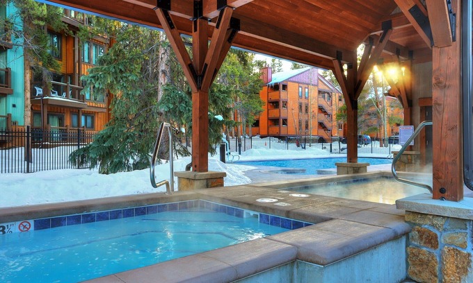 Warrior's Mark Condominio | The Lift B8 3 Bedroom Condo by RedAwning