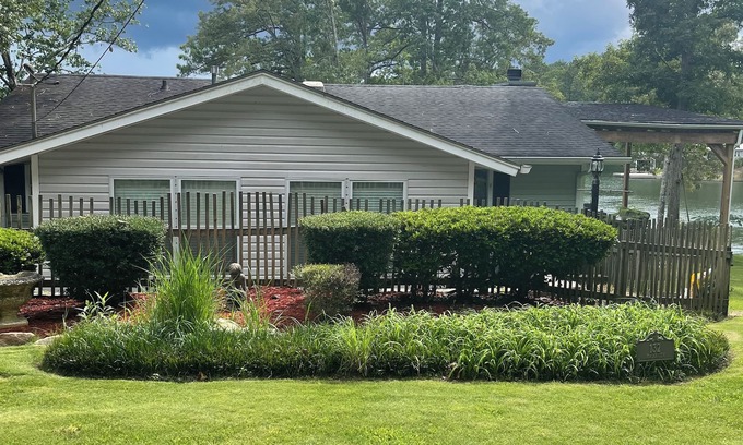 Titus Casa | La pequeña casa blanca en Blue Heron Slough