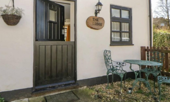 Heligan Cabaña | The Lodge 2 bedroom cottage beside The Cridford In
