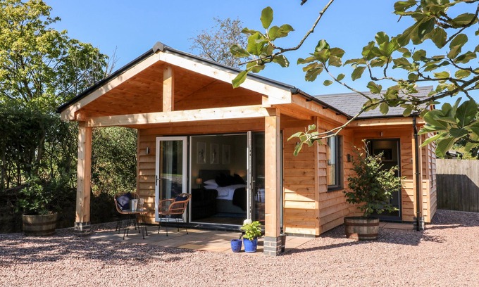 Checkley Cabaña | THE LODGE AT MIDDLETON HOUSE, pet friendly, with a garden in Stone