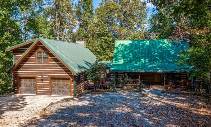 Ellijay Cabina | The Lodge at Summit Ridge North GA Mountain Cabin Sleeps 19 Hot Tub Kids' Room