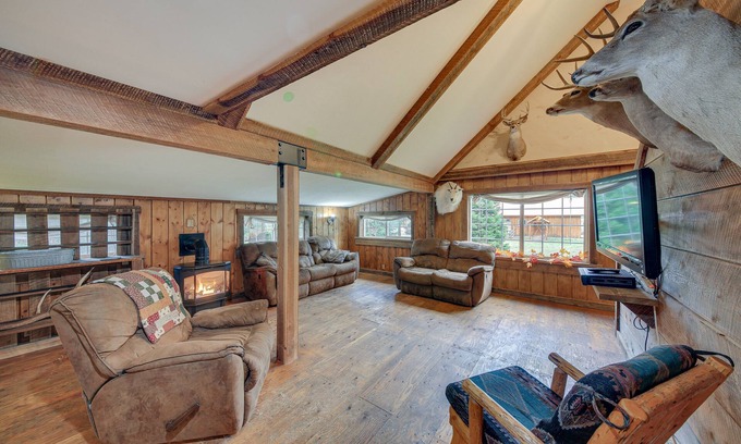 Trout Creek Casa | 'The Lodge' in Trout Creek: Walk to Reservoir!