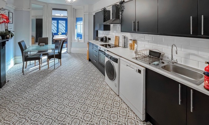 Cliftonville Cabaña | The lodge is just a short walk from Margate’s beautiful beaches and iconic attractions.