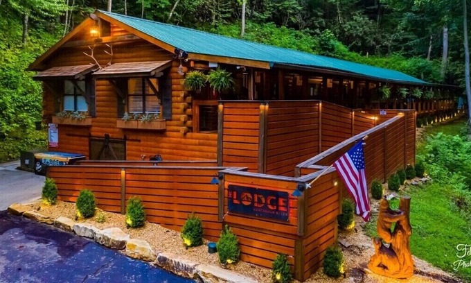 Bryson City Cabina | The Lodge Nantahala River. Bryson City, North Carolina. Suit #3