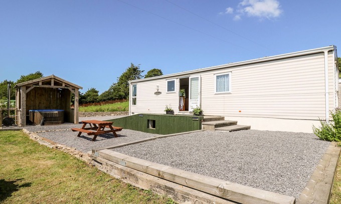 Llanelli Cabaña | THE LODGE, pet friendly, country holiday cottage in Pontyates