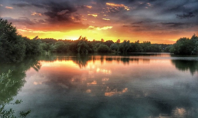 Holton Le Clay Cabina | Two Bedroom Lodge with Hot Tub