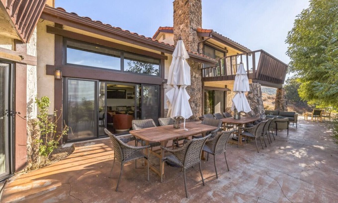 Yucaipa Casa | The Logan | Sleeps up to 20