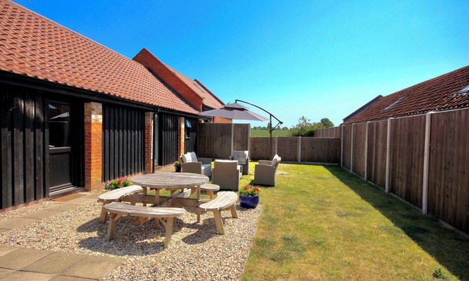North Walsham Casa | The Long Barn, Brick Kiln Barns, Dilham - Sleeps 6 in Luxury - Dog Friendly
