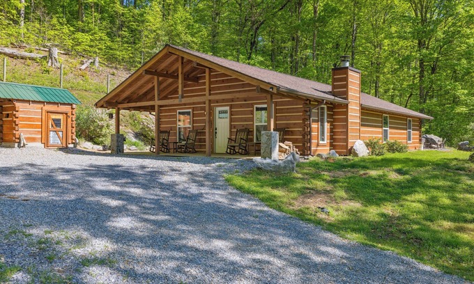 Sevierville Cabina | The "Lost Horse" Cabin - Secluded - Pet-Friendly - One Level - Massive Yard
