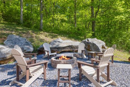Sevierville Casa | The "Lost Horse" Cabin - Secluded - Pet-Friendly - One Level - Massive Yard