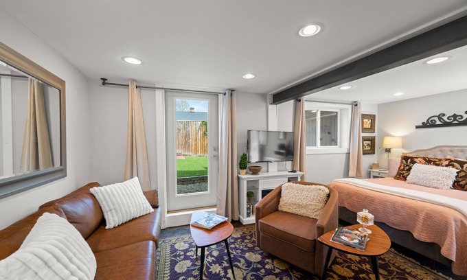 Weaverville Apartamento | The Lower Georgia Peach Studio is a sophisticated dog friendly Downtown rental!