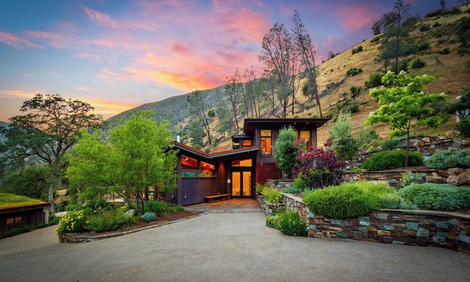 El Portal Casa | The Luxe Lodge | Yosemite EV Hot Tub Views