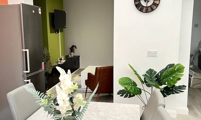 Tunstall Casa | The Lyme Lounge - Spacious & Modern 3 Bed- Parking