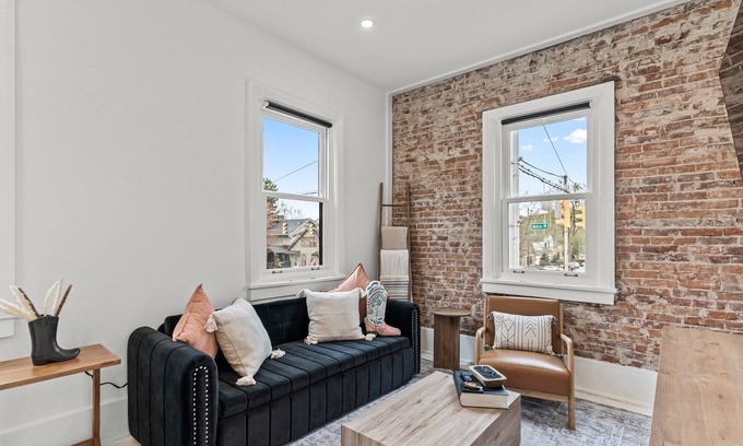 Madison Apartamento | The Main St. Oasis - Heart of Downtown Madison - Steps from Shopping & Dining