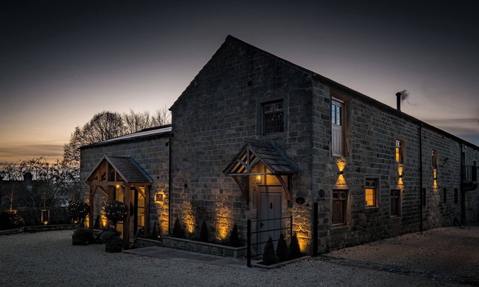Harrogate Cabaña | THE MALT KILN, pet friendly, with hot tub in Harrogate