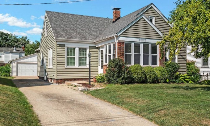 Peoria Casa | The Midcentury Cottage - Spacious 2BD w/ KING bed