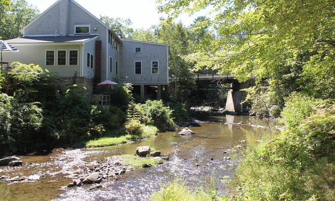 Falmouth Apartamento | 'The Mill' Loft w/ Fire Pit Near Portland!