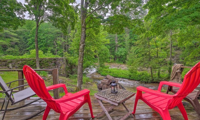 Mill River Casa | The Mill River Cabin with Fireplace and River View!