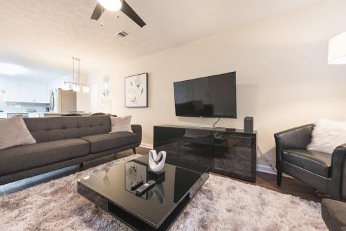 Conyers Casa | The Modern Serenity Townhome -10 mins to Horsepark