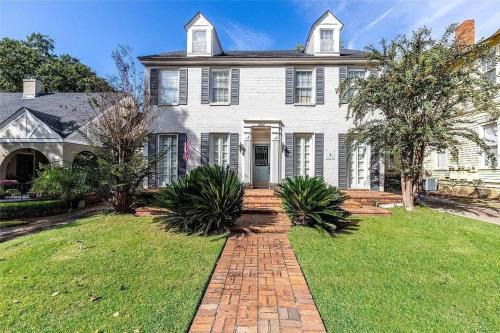 Montgomery Casa | The Montgomery Manor - 5 Bedroom 4 Bath with Pool and Garage