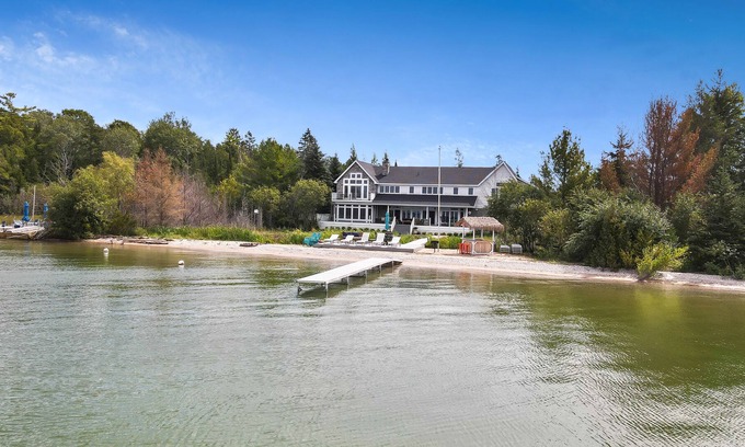 Charlevoix Casa | Preciosa finca del lago Charlevoix con playa privada, muelle y fachada