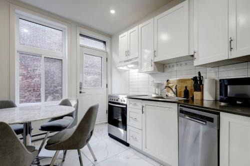 Cote-Des-Neiges—Notre-Dame-De-Grace Apartamento | The NDG Charm A 3BR Hidden Gem