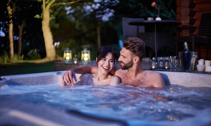 Bingley Cabina | The Nest - 5 Star - Pet Friendly - Hot Tub - Scandinavian Log Cabin