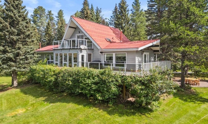 Calgary Casa | The Nest - Retro Cabin w/ Sauna