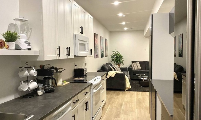 West Kelowna Estates Cama Y Desayuno | The Notorious B.N.B- Full Kitchen / Wineries / Hiking Trails